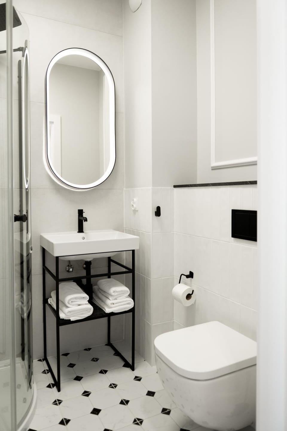 Shower, Toilet, Property building, Bathroom, Breakfast, Sunrise, hair dryier, towels, towels, wardrobe, washing machine, dryer