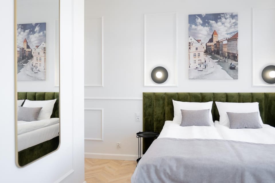 Shower, Bed, Neighbourhood, TV and multimedia, Coffee/tea facilities, Photo of the whole room, Decorative detail, Floor plan, Tennis court, Evening entertainment, Bedroom, City view, Breakfast, flat iron, internet, internet, locker