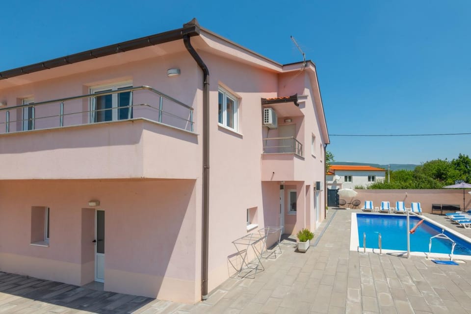 Property building, Day, Pool view, Swimming pool, sunbed