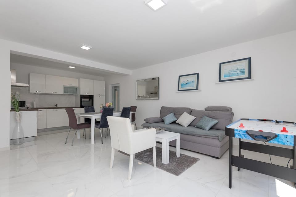 Kitchen or kitchenette, Living room, Seating area, Dining area, oven, stove