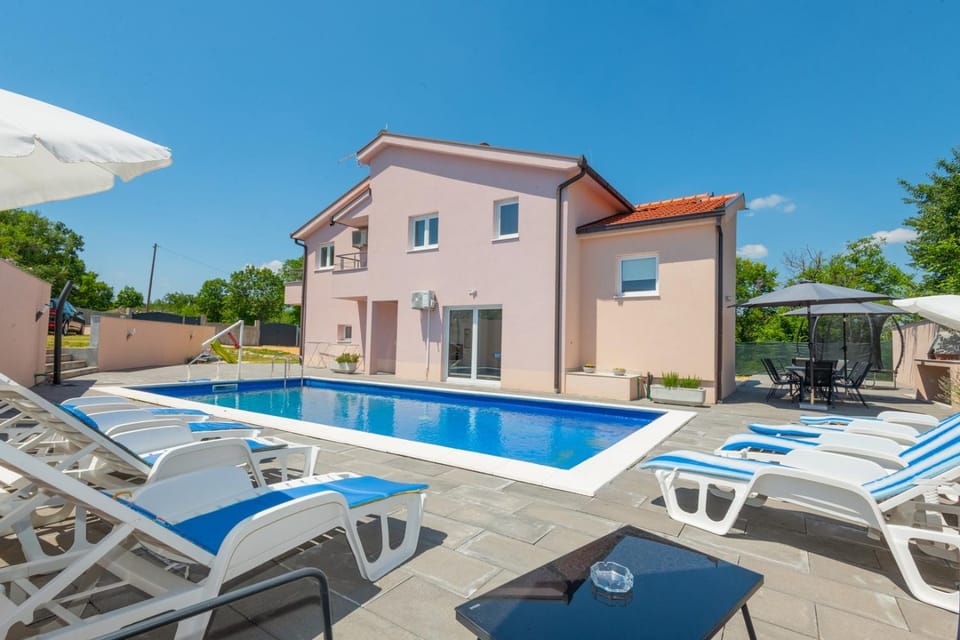 Property building, Patio, Day, Pool view, Swimming pool, sunbed