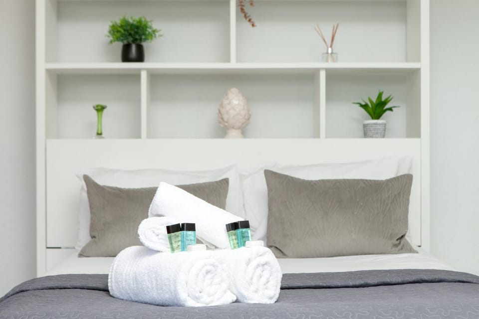 Bed, Photo of the whole room, Bedroom, towels