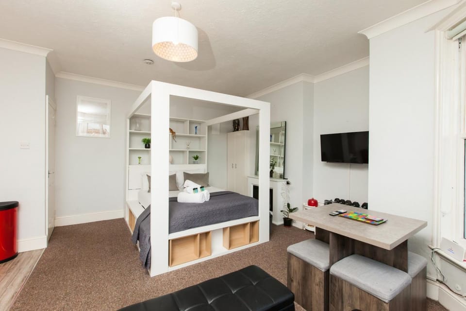 Communal lounge/ TV room, Bed, TV and multimedia, Kitchen or kitchenette, Living room, Photo of the whole room, Seating area, Dining area, Evening entertainment, Bedroom, wardrobe