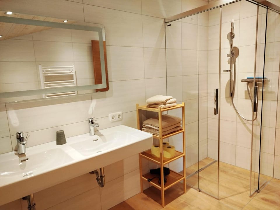 Shower, Bathroom, towels