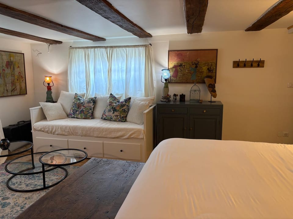 Bed, Seating area