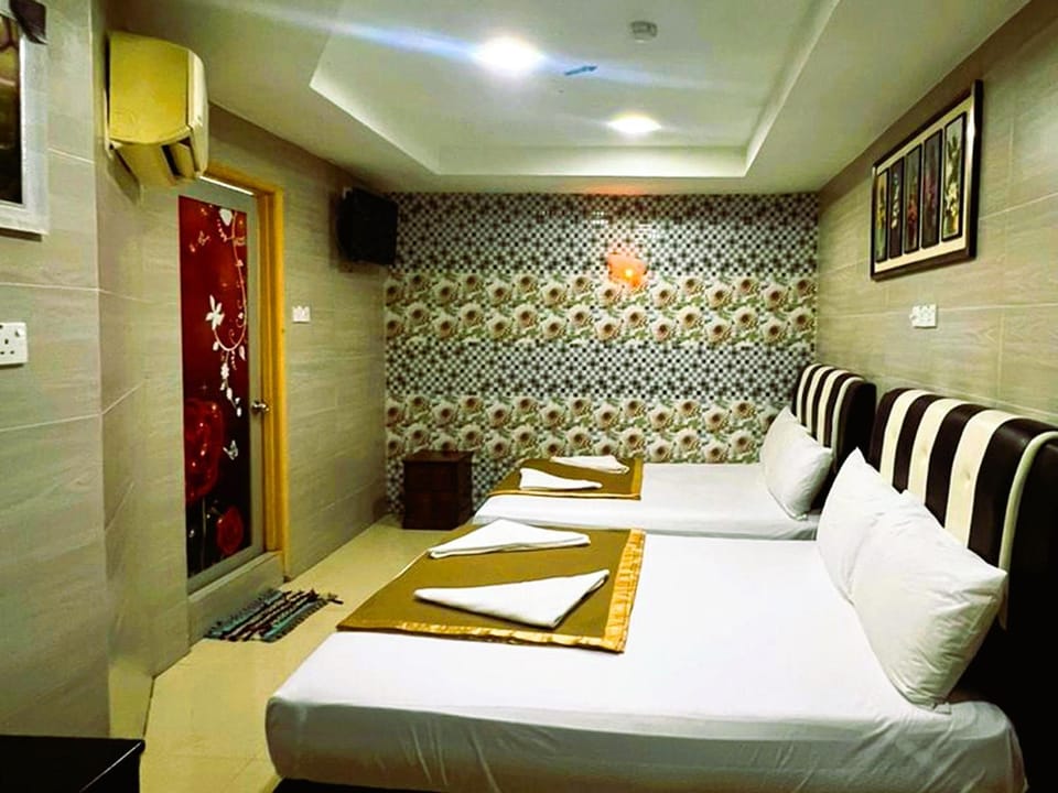 Bed, TV and multimedia, Living room, Photo of the whole room, Bedroom