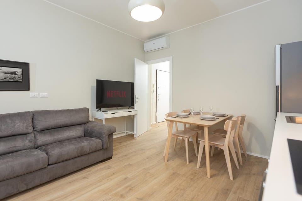 Communal lounge/ TV room, TV and multimedia, Living room, Dining area, Evening entertainment, air conditioner