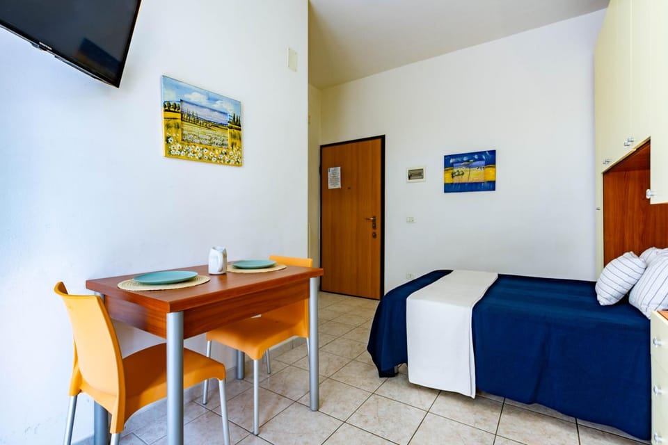 Bed, TV and multimedia, Living room, Photo of the whole room, Dining area, Bedroom