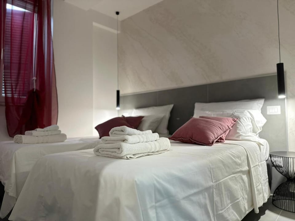 Bed, Photo of the whole room, towels