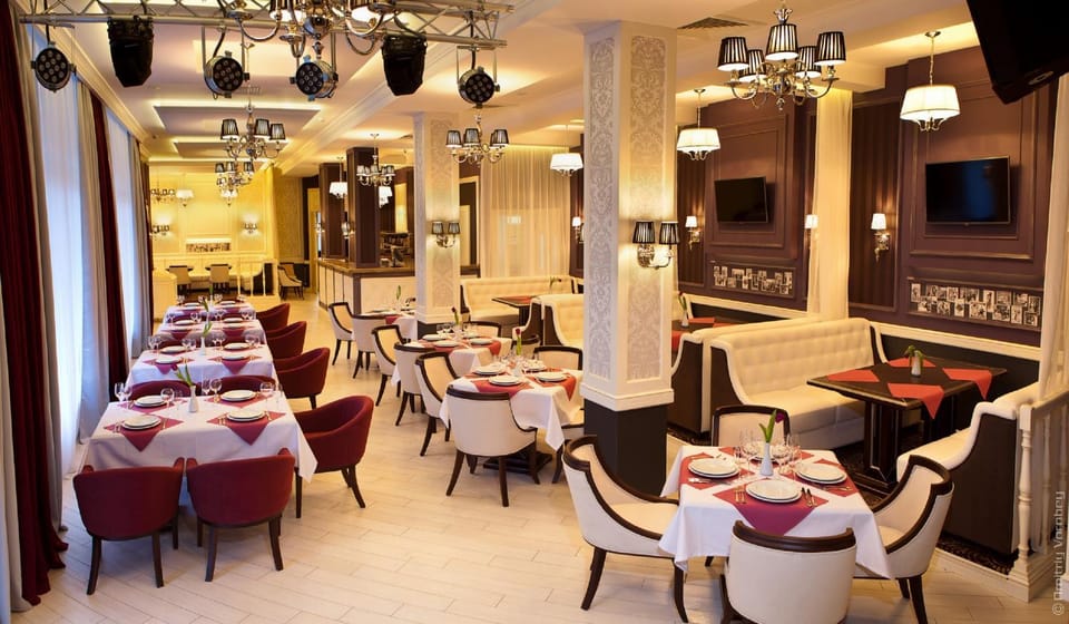 Restaurant/places to eat, Lounge or bar, Banquet/Function facilities, Drinks