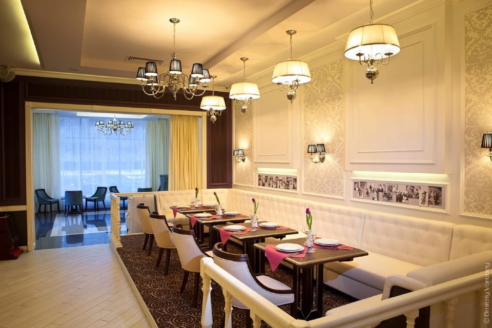 Restaurant/places to eat, Lounge or bar, Food