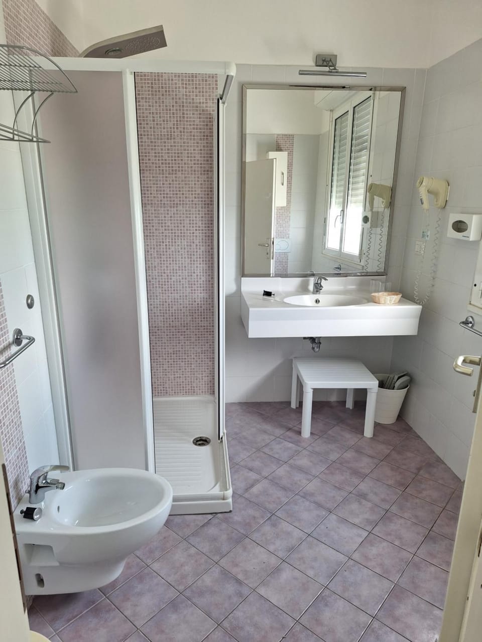 Shower, Toilet, Bathroom, bidet, towels