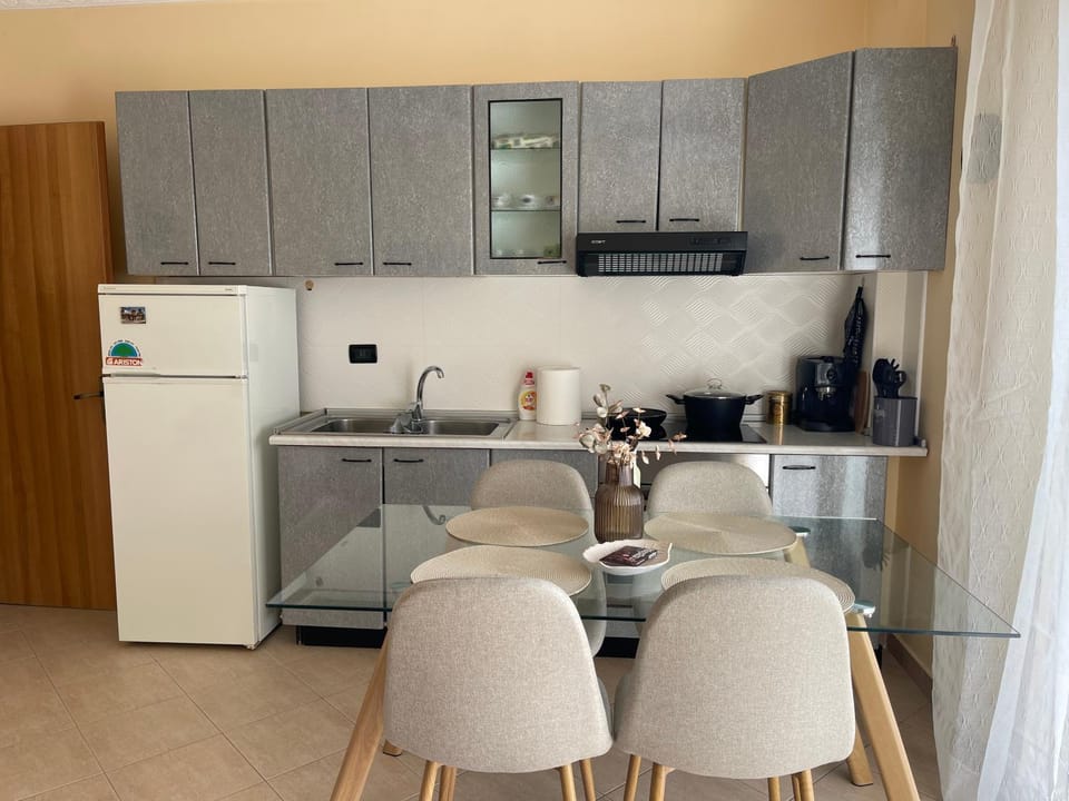 Coffee/tea facilities, Kitchen or kitchenette, Living room, Dining area