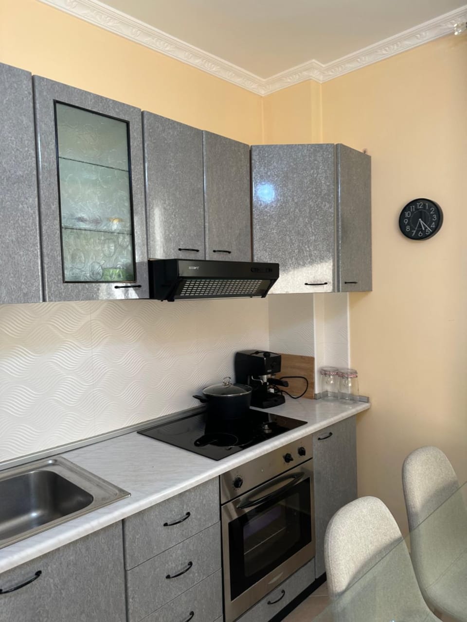Kitchen or kitchenette, oven