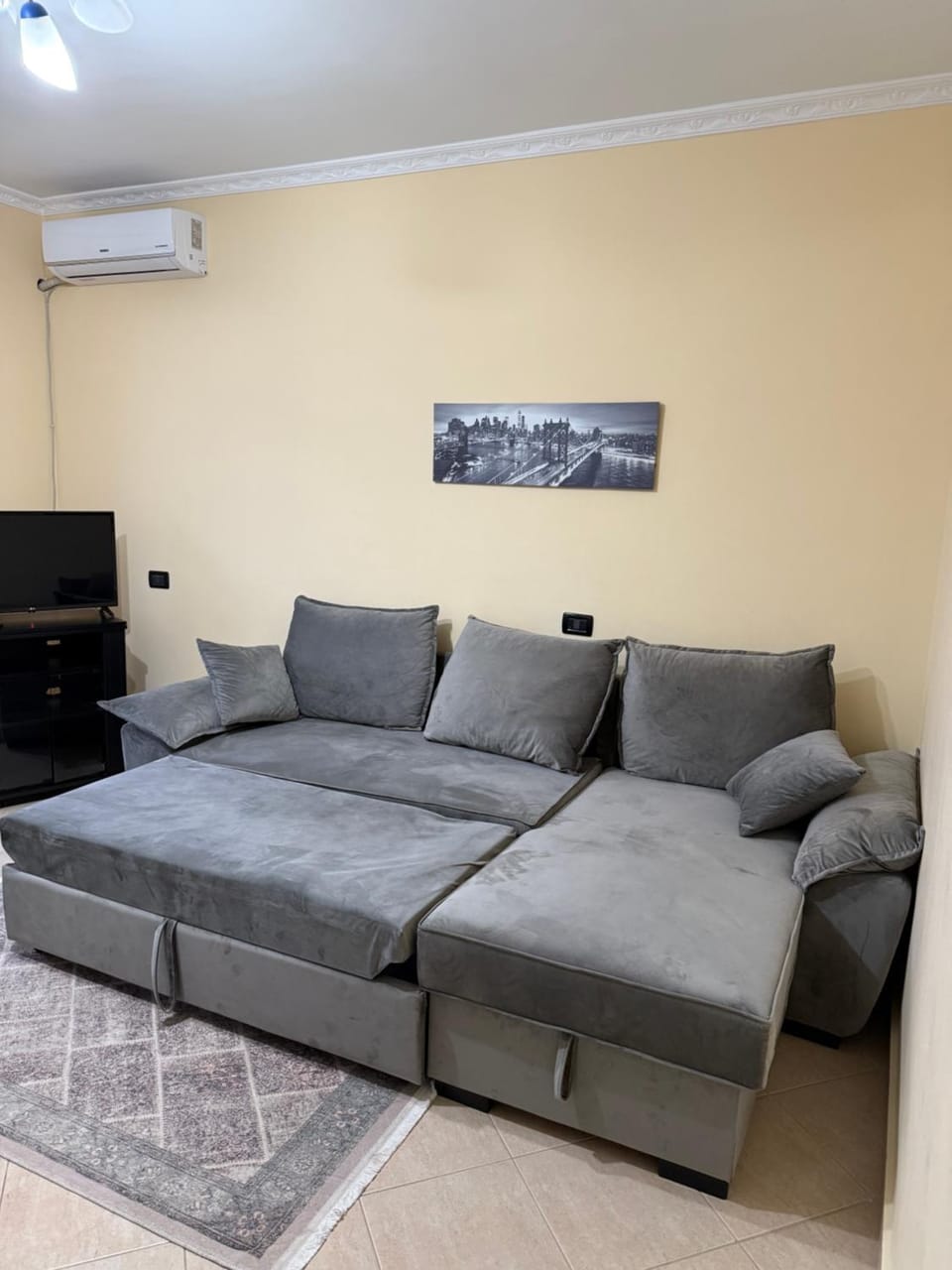 TV and multimedia, Living room, Seating area, Evening entertainment, air conditioner