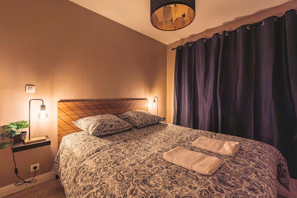 Bed, Bedroom, towels