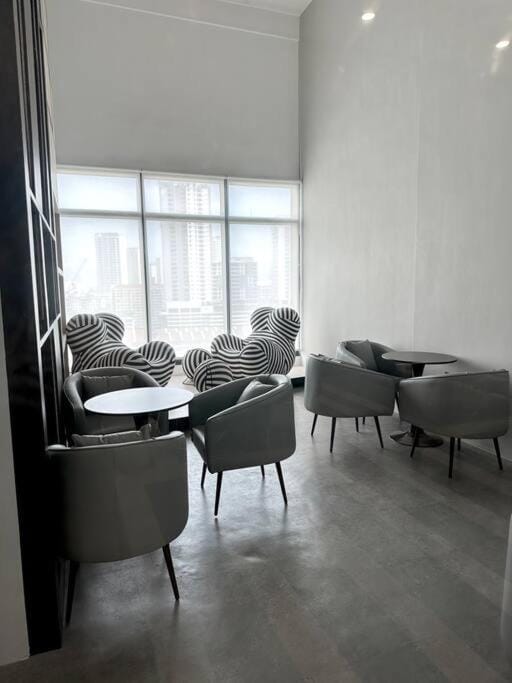 Urban Emerald Seaview 6Pax 3Queen 3Room 2Bath 2Carpark with Infinity Pool Apartment in George Town