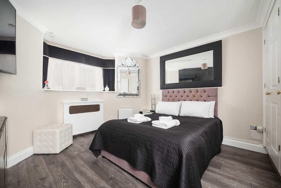 Bed, TV and multimedia, Bedroom, towels