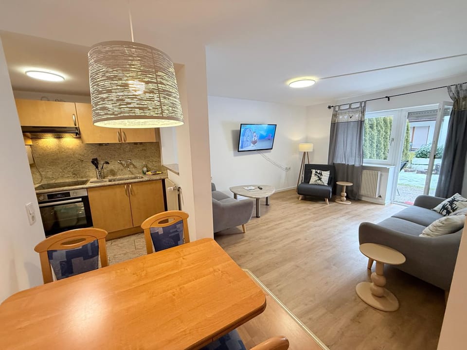 TV and multimedia, Kitchen or kitchenette, Living room, Seating area, Dining area