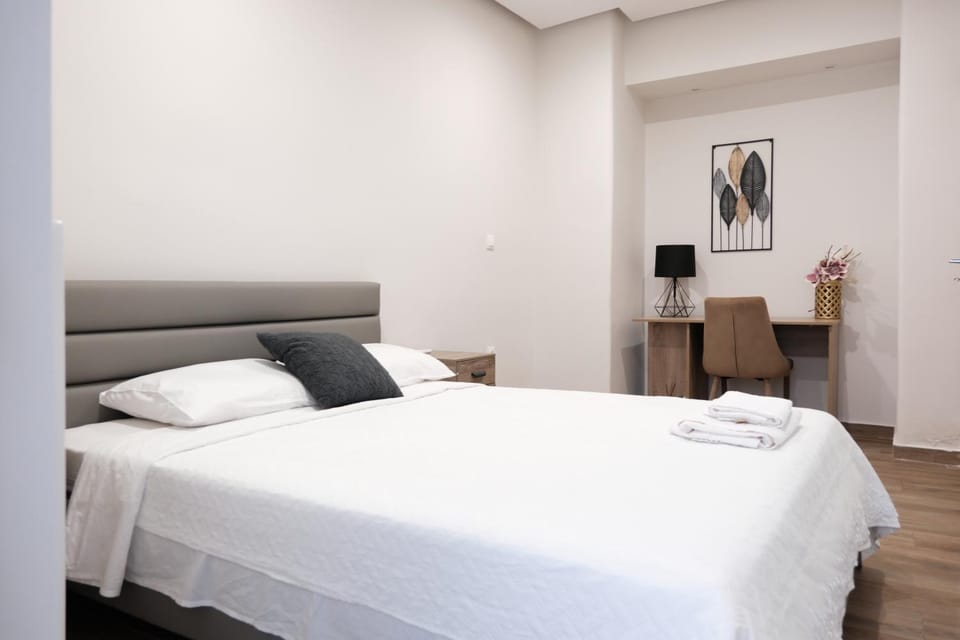 Bed, Living room, Photo of the whole room, Seating area, Bedroom, towels
