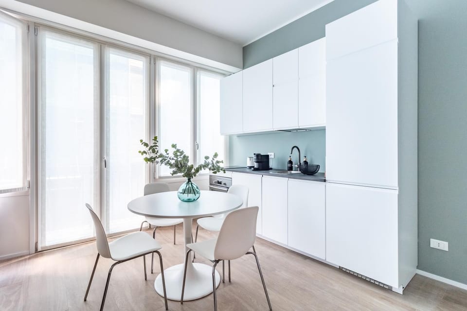 Kitchen or kitchenette, Dining area