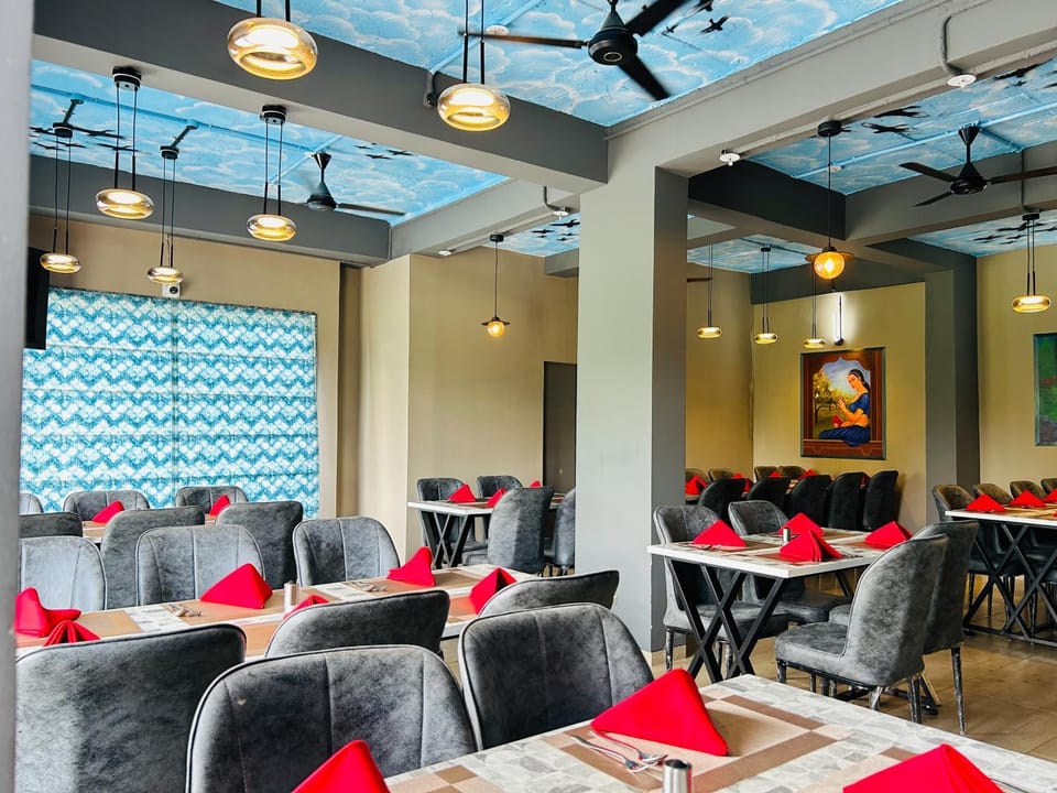 Restaurant/places to eat, Living room, Seating area, Dinner