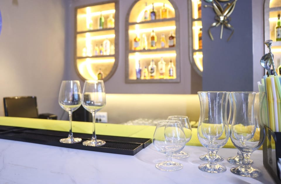 Lounge or bar, Drinks, Alcoholic drinks