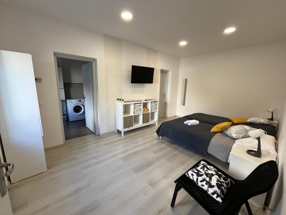 Bed, TV and multimedia, Photo of the whole room, Bedroom, towels