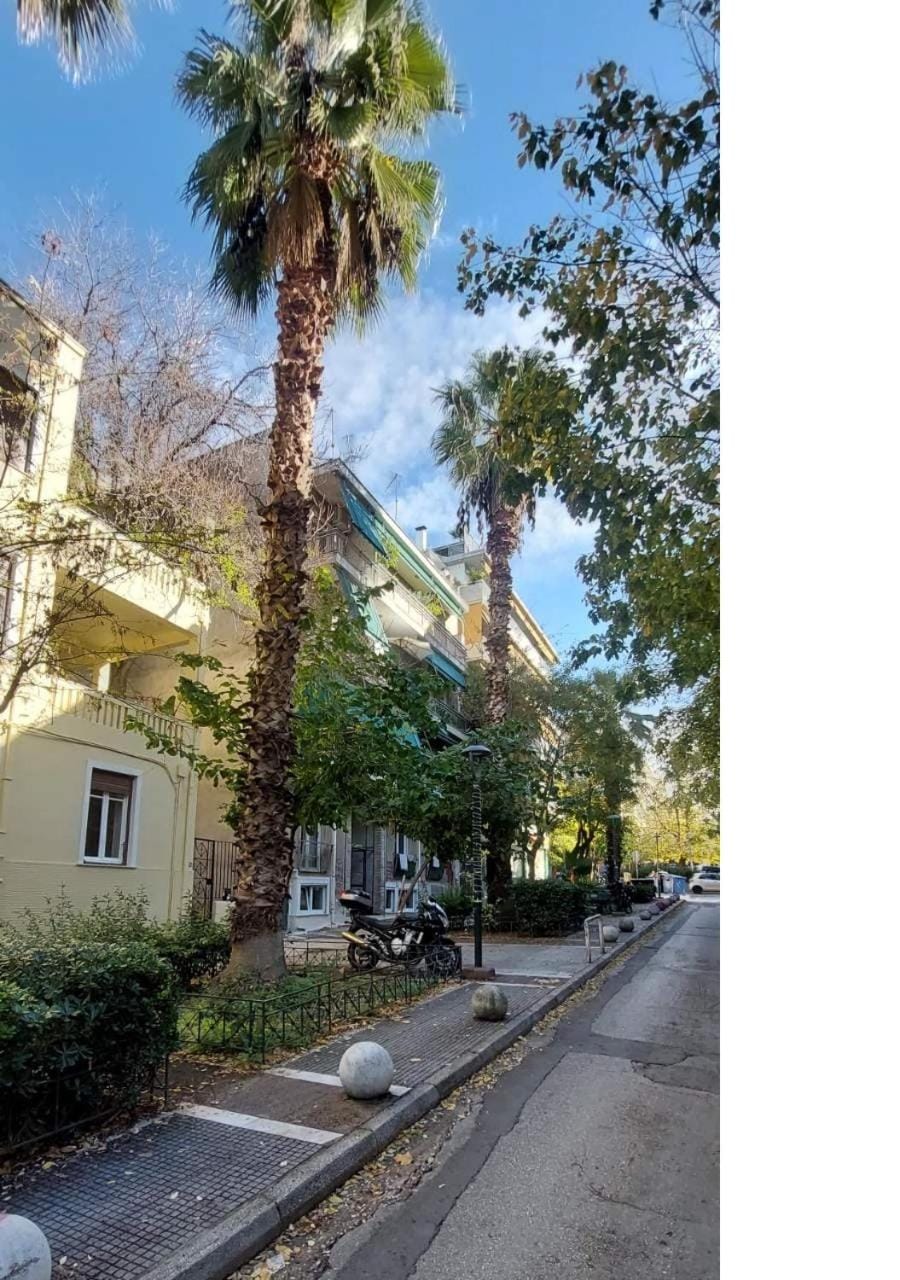 Neighbourhood, Location