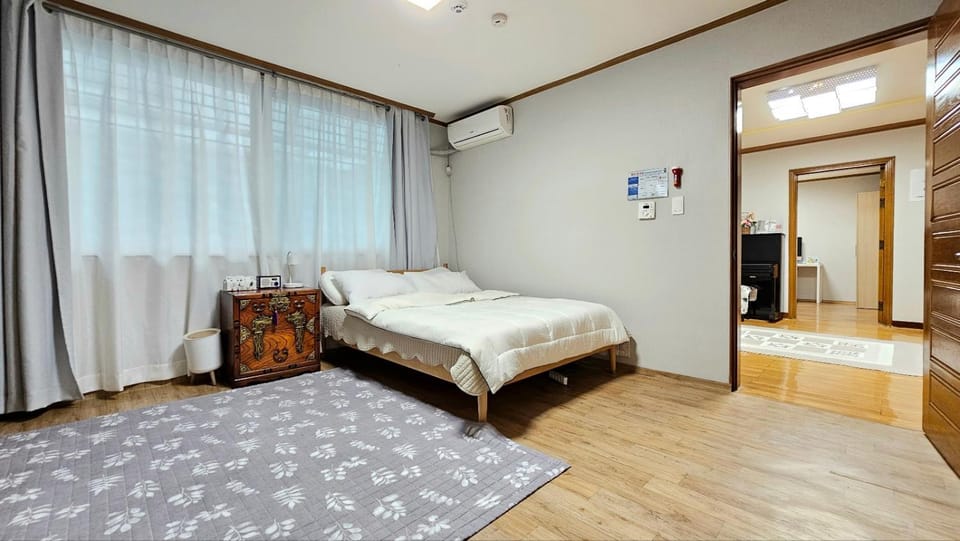 Bed, Bedroom, air conditioner
