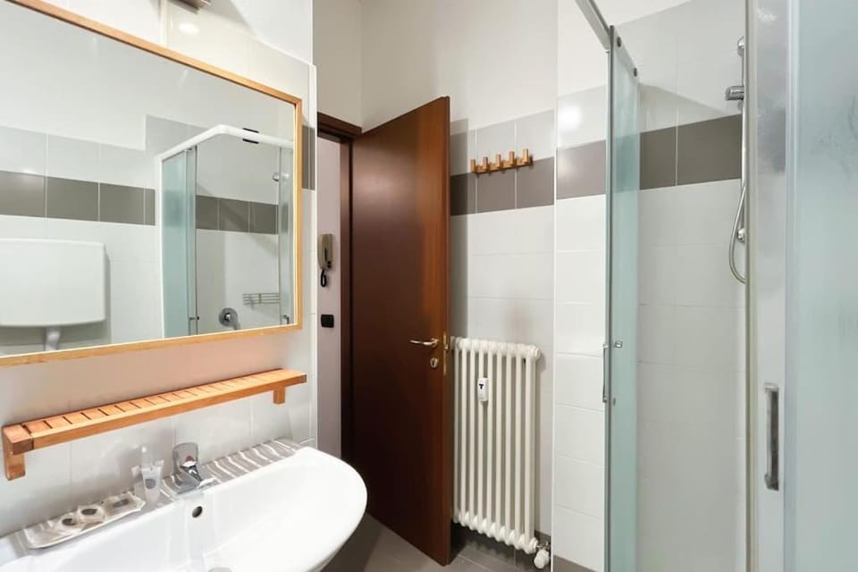 Shower, Bathroom, towels