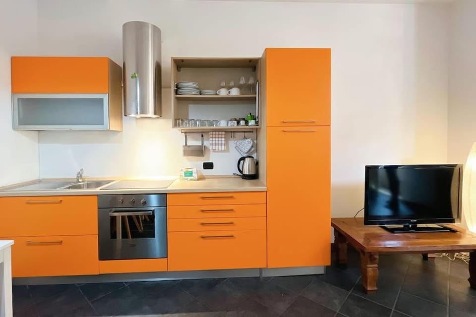 TV and multimedia, Coffee/tea facilities, Kitchen or kitchenette, oven, stove