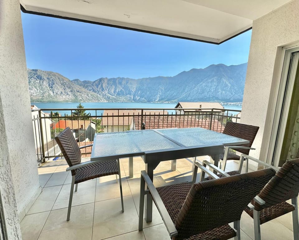 Patio, Day, Natural landscape, View (from property/room), Balcony/Terrace, Living room, Seating area, Dining area, Mountain view