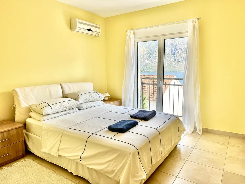 Bed, Photo of the whole room, Bedroom, towels, air conditioner