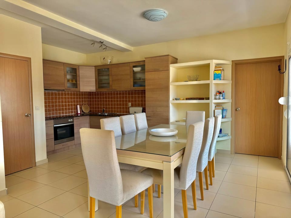 Kitchen or kitchenette, Living room, Seating area, Dining area, minibar, oven, stove