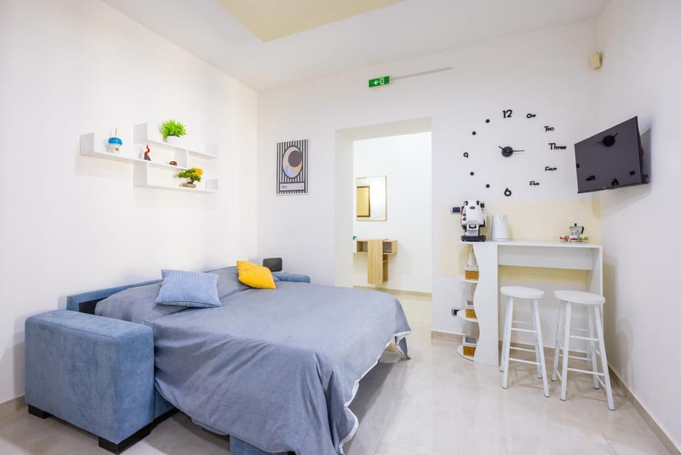 Bed, TV and multimedia, Living room