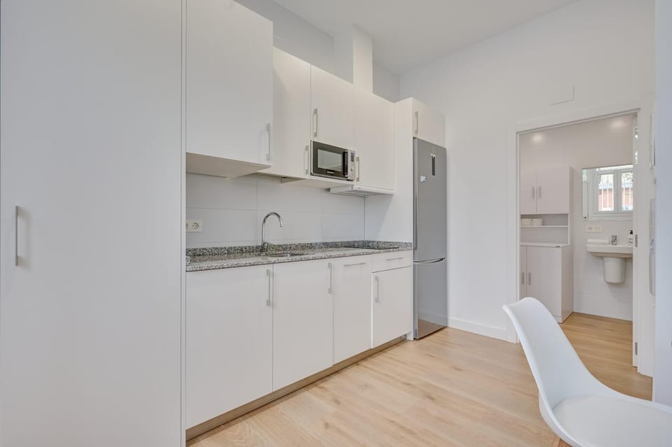 Kitchen or kitchenette, Dining area, stove