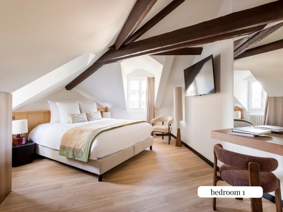 Photo of the whole room, Bedroom