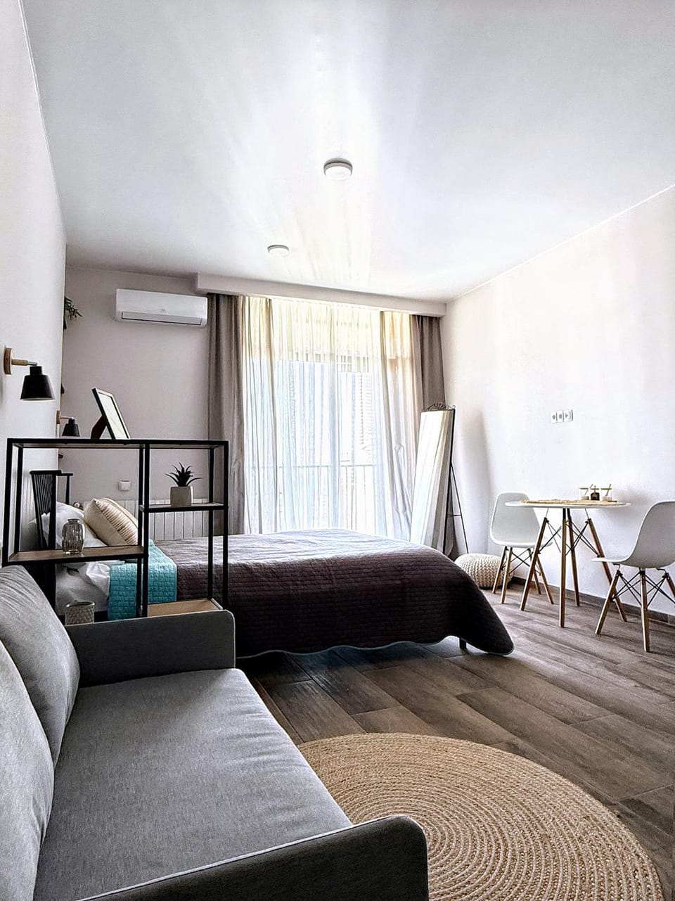 Bed, Living room, Photo of the whole room, Seating area