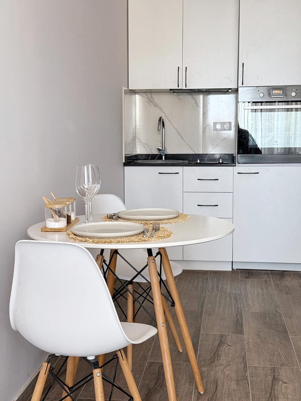 Kitchen or kitchenette, Dining area, stove