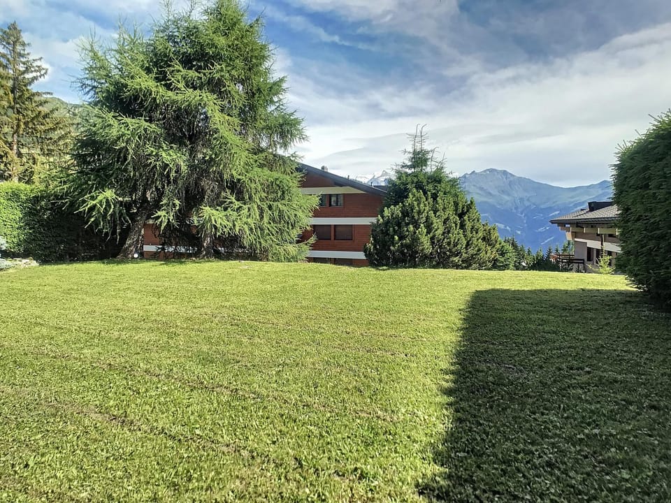 Nearby landmark, Day, Natural landscape, Garden, Garden, Garden view, Mountain view
