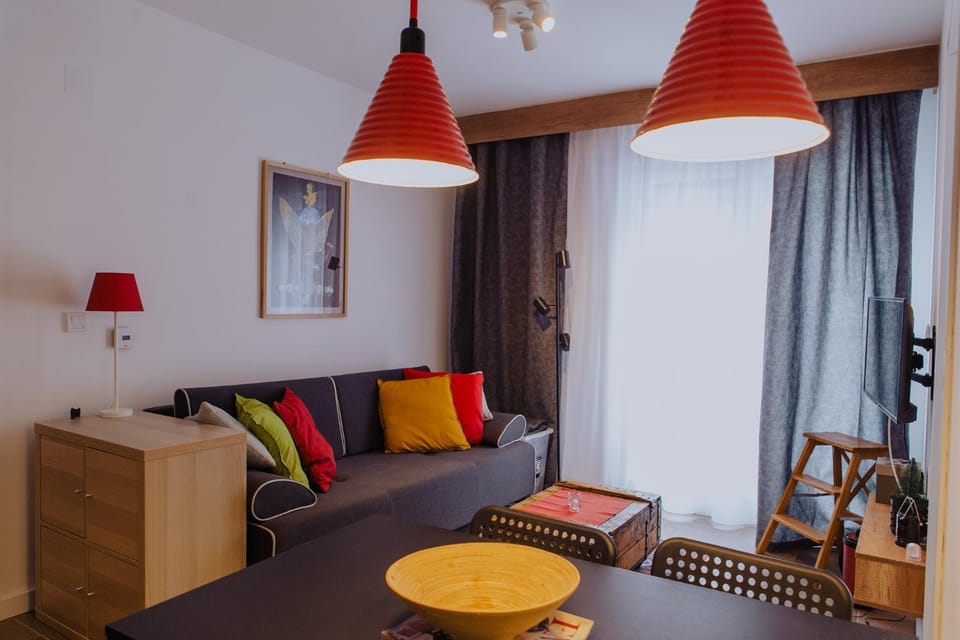 Bed, Living room, Photo of the whole room, Seating area
