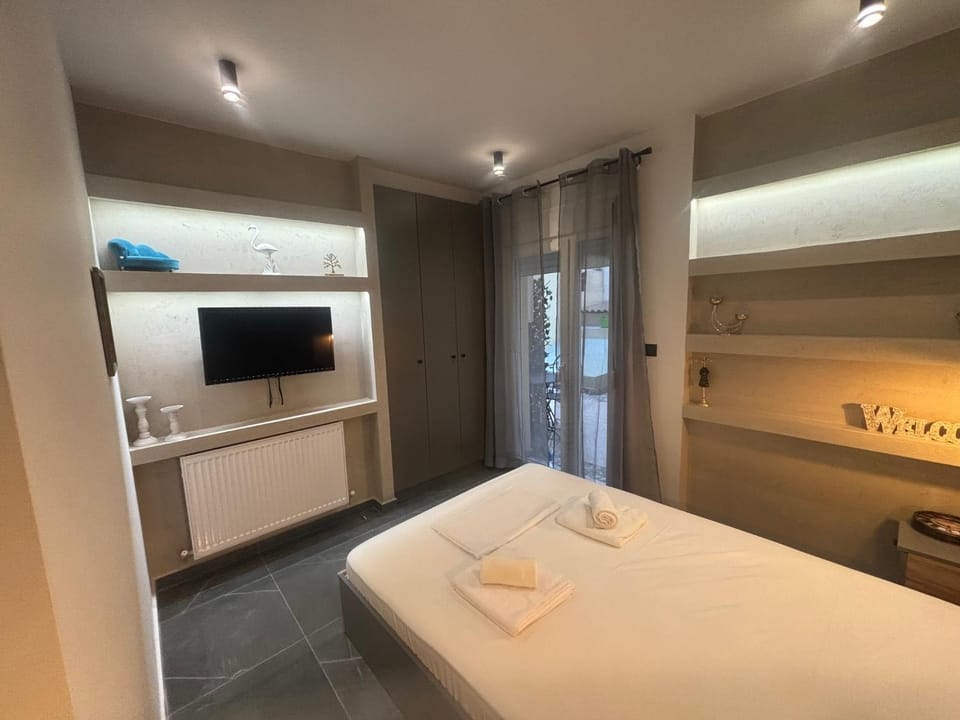 Bed, TV and multimedia, Photo of the whole room, Bedroom, towels