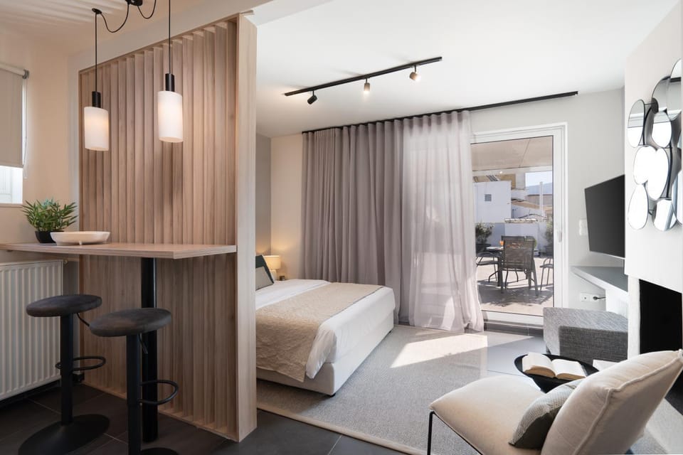 Bed, Photo of the whole room, Seating area, Bedroom