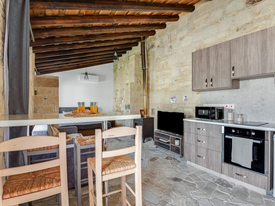 Kitchen or kitchenette, Dining area, oven
