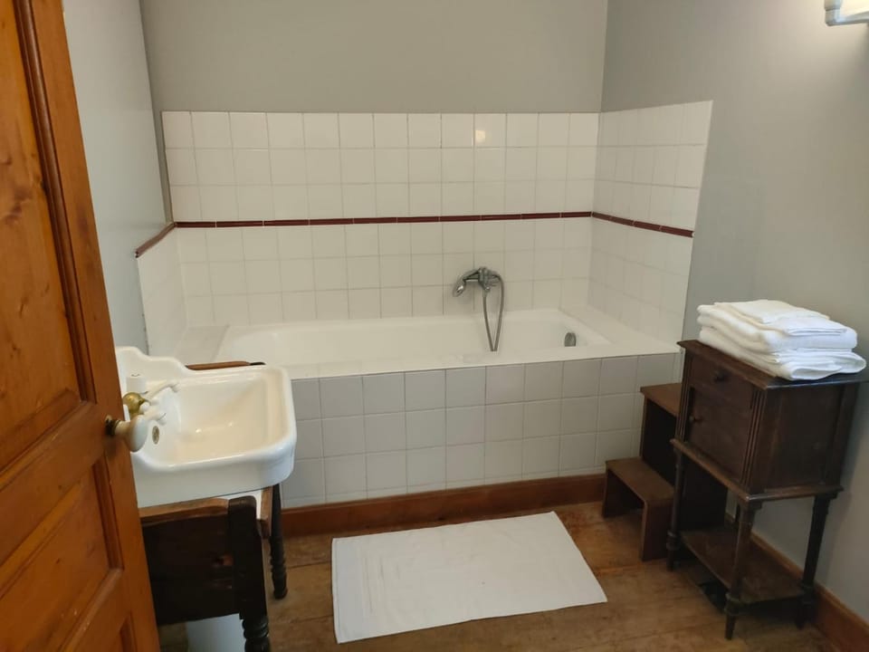 Bathroom, Bath, towels