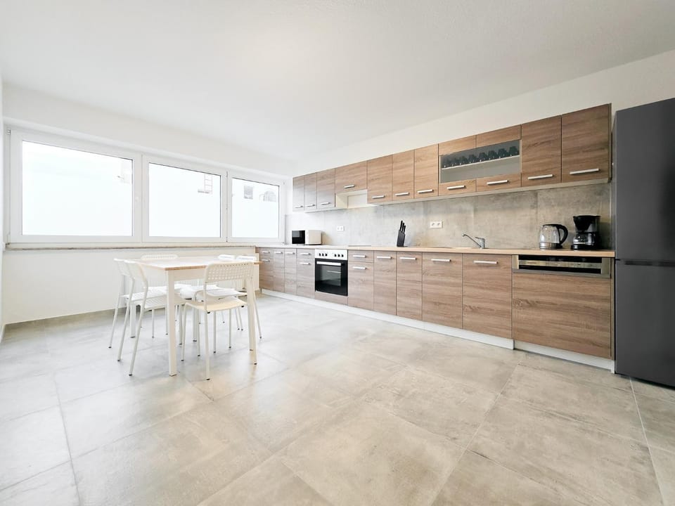 Coffee/tea facilities, dishwasher, microwave, oven, stove, kitchen