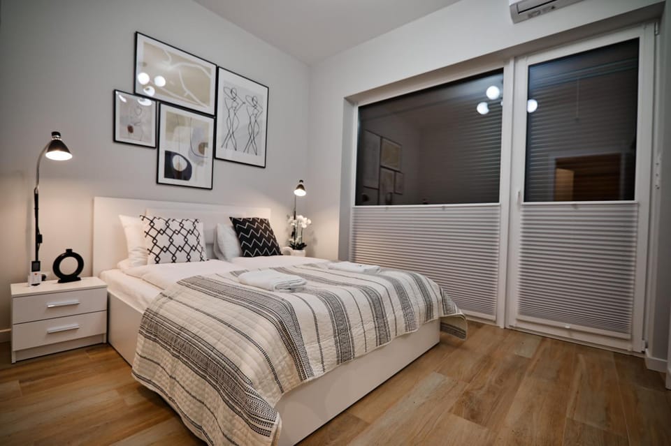 Bed, Photo of the whole room, Bedroom, air conditioner