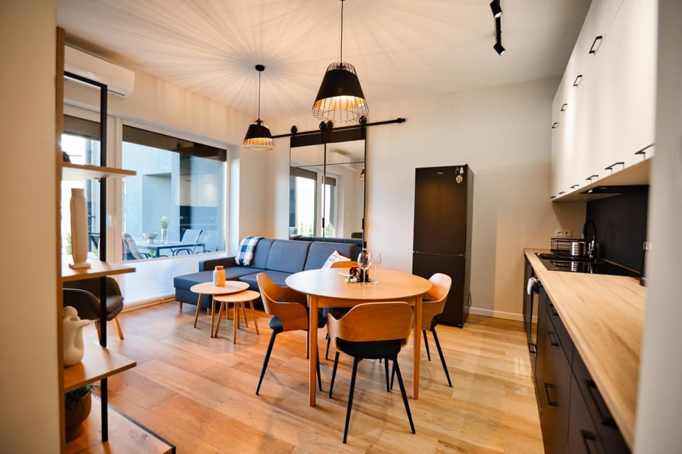 TV and multimedia, Kitchen or kitchenette, Living room, Seating area, Dining area