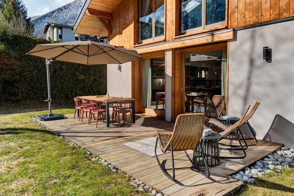 Property building, Patio, Spring, Day, Garden, Seating area, Dining area, Garden view, sunbed